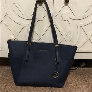 Navy Michael Kors purse 👜